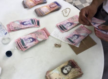 Contando billetes bolívares