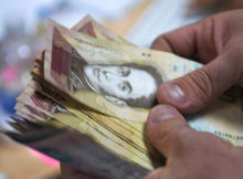 Contando billetes de 100 bolívares